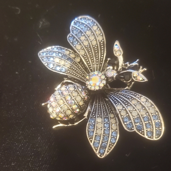 New Rhinestone Bee Brooch. - Picture 8 of 16